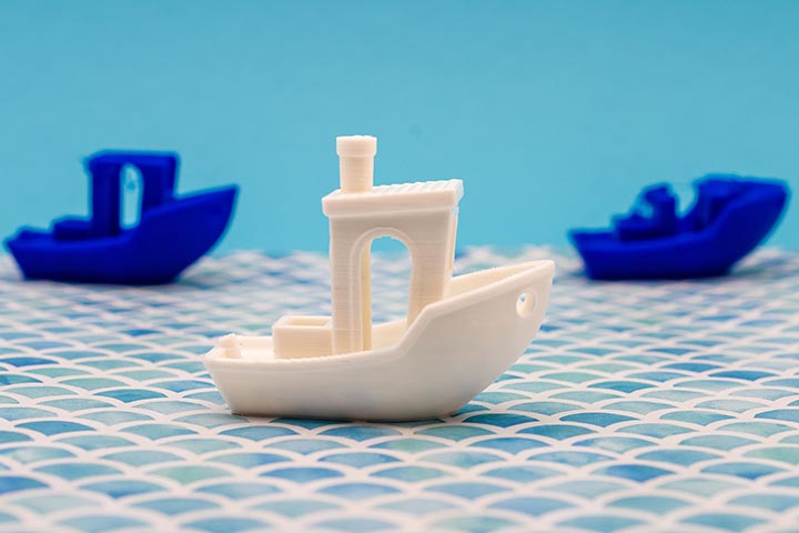 Kleine im 3D-Druck hergestellte Boote